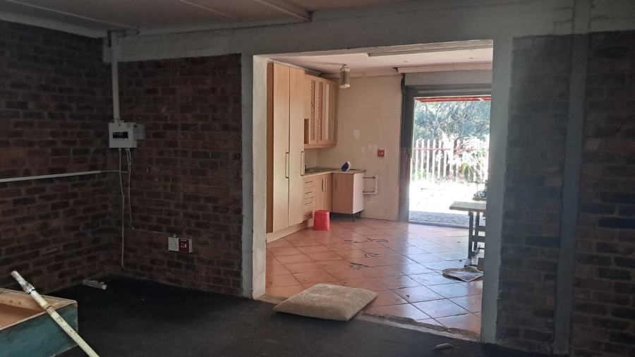 To Let Commercial Property for Rent in Doornkloof Gauteng