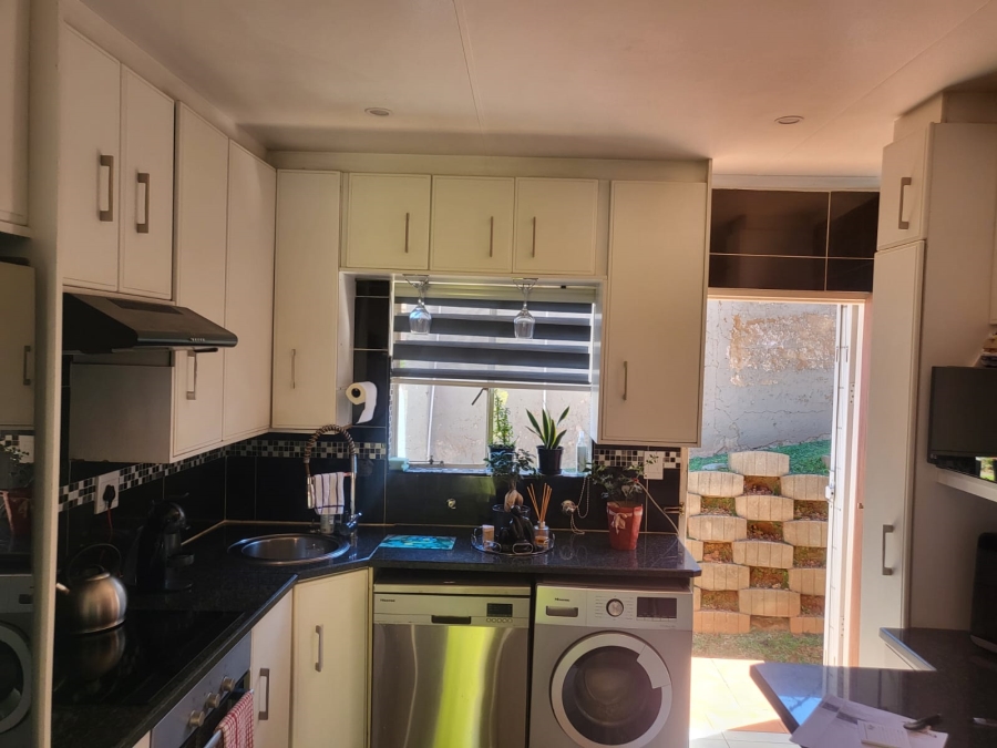 3 Bedroom Property for Sale in Mondeor Gauteng