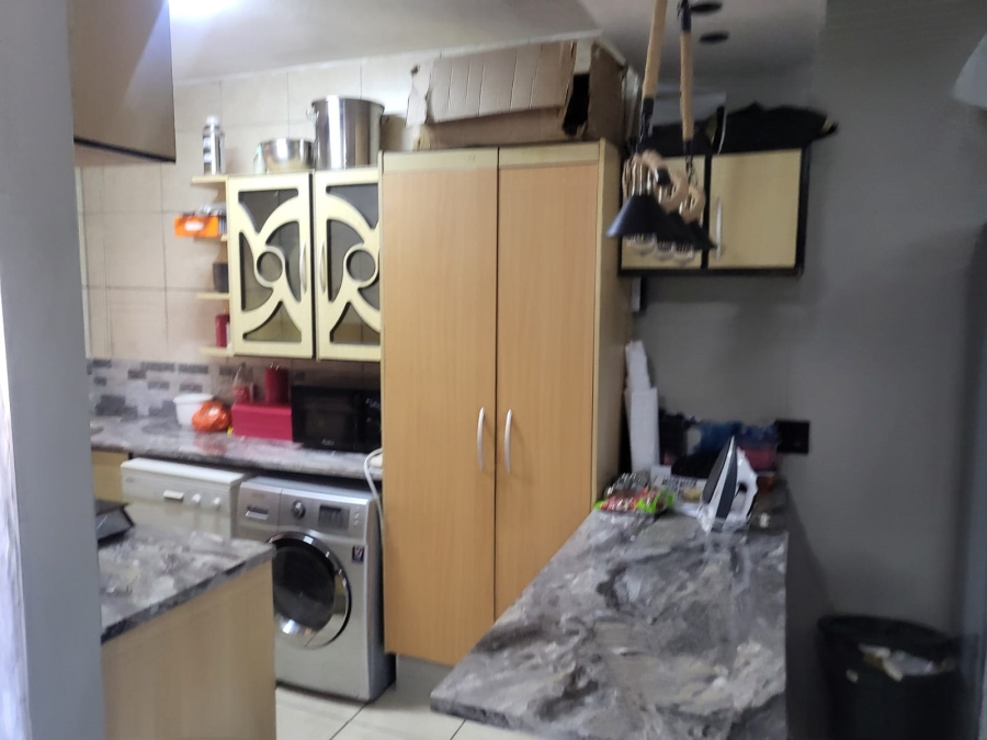 2 Bedroom Property for Sale in Crown Gardens Gauteng