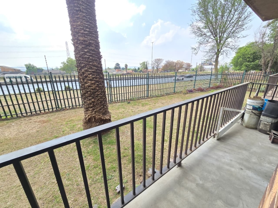 2 Bedroom Property for Sale in Crown Gardens Gauteng