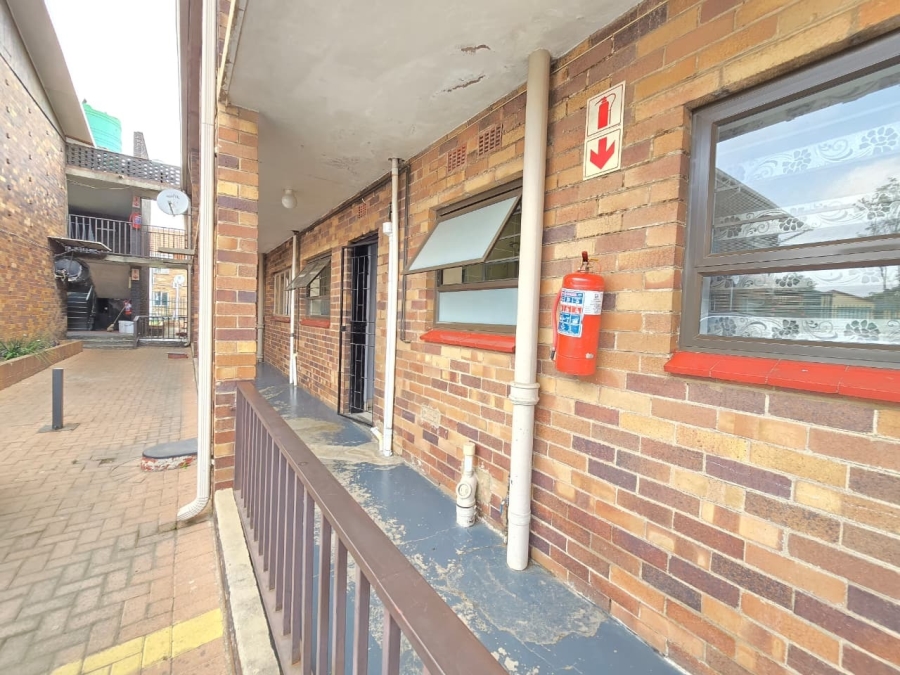 2 Bedroom Property for Sale in Crown Gardens Gauteng