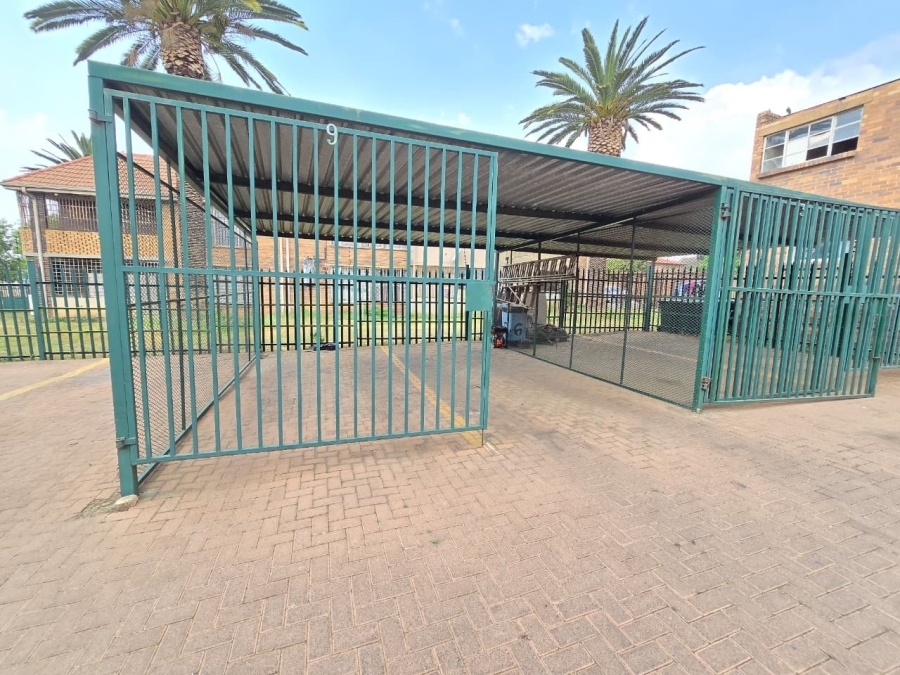 2 Bedroom Property for Sale in Crown Gardens Gauteng