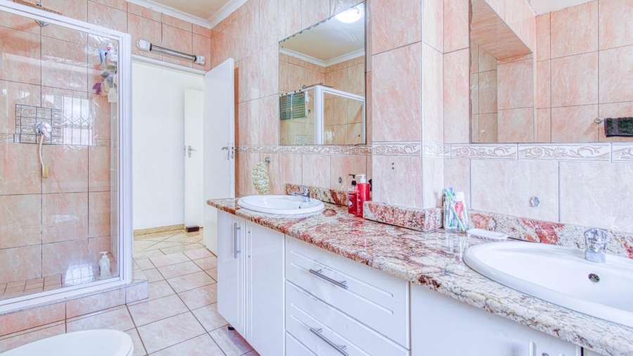 3 Bedroom Property for Sale in Glenvista Gauteng