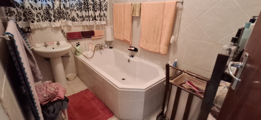 6 Bedroom Property for Sale in Mountain View Gauteng