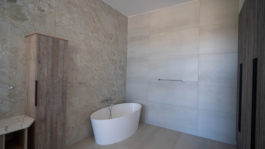 5 Bedroom Property for Sale in Waterfall Country Estate Gauteng