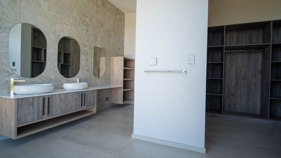 5 Bedroom Property for Sale in Waterfall Country Estate Gauteng