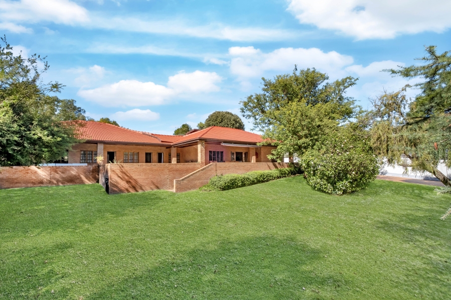 5 Bedroom Property for Sale in Linden Gauteng