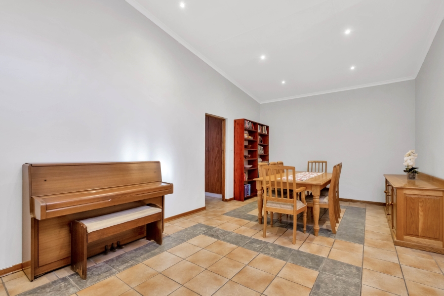 5 Bedroom Property for Sale in Linden Gauteng