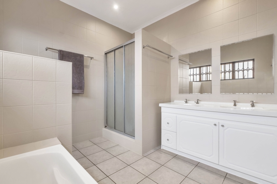 5 Bedroom Property for Sale in Linden Gauteng