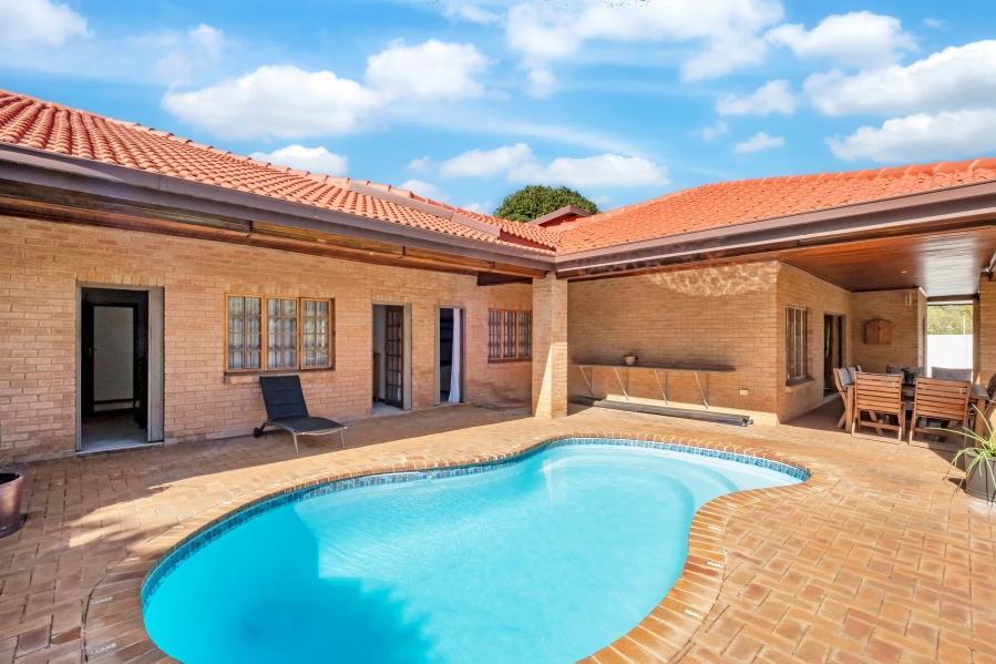 5 Bedroom Property for Sale in Linden Gauteng