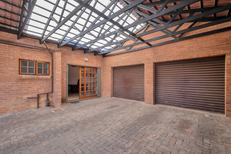 5 Bedroom Property for Sale in Linden Gauteng