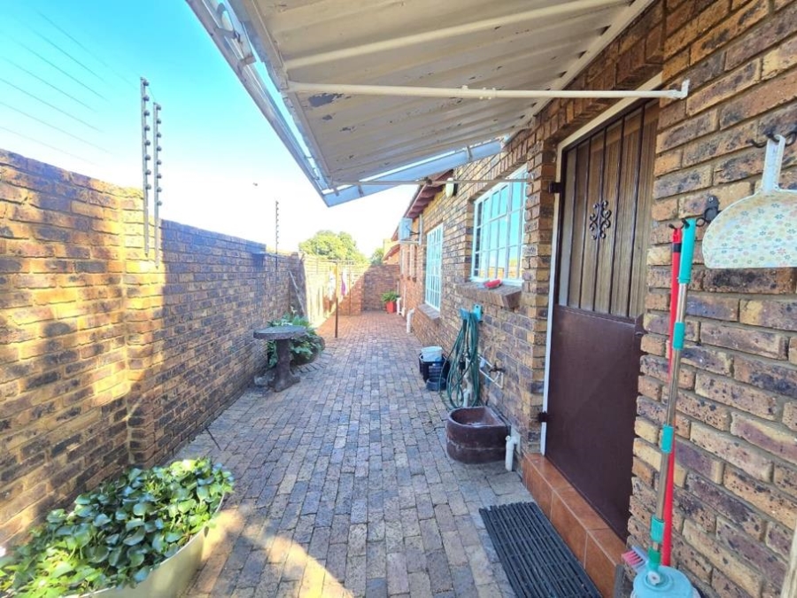 3 Bedroom Property for Sale in Brackendowns Gauteng
