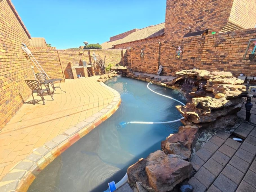 3 Bedroom Property for Sale in Brackendowns Gauteng