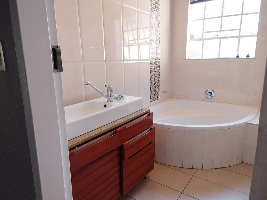 5 Bedroom Property for Sale in Brackenhurst Gauteng
