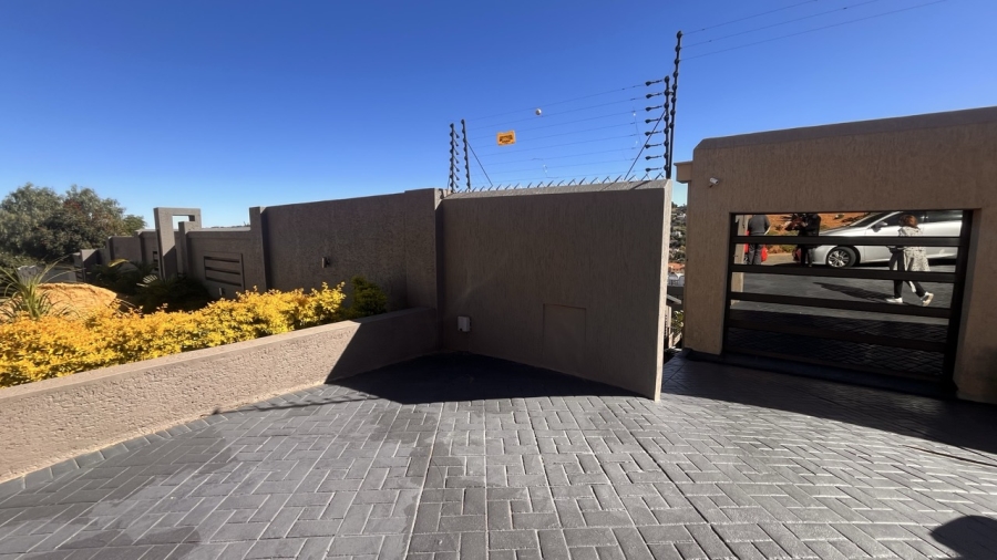 4 Bedroom Property for Sale in Bassonia Gauteng