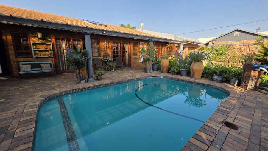 5 Bedroom Property for Sale in Selcourt Gauteng