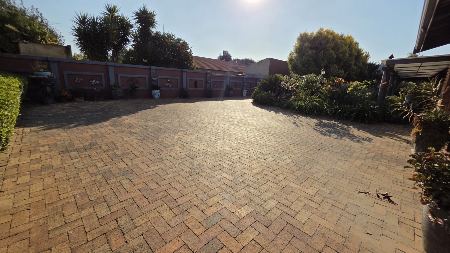 5 Bedroom Property for Sale in Selcourt Gauteng