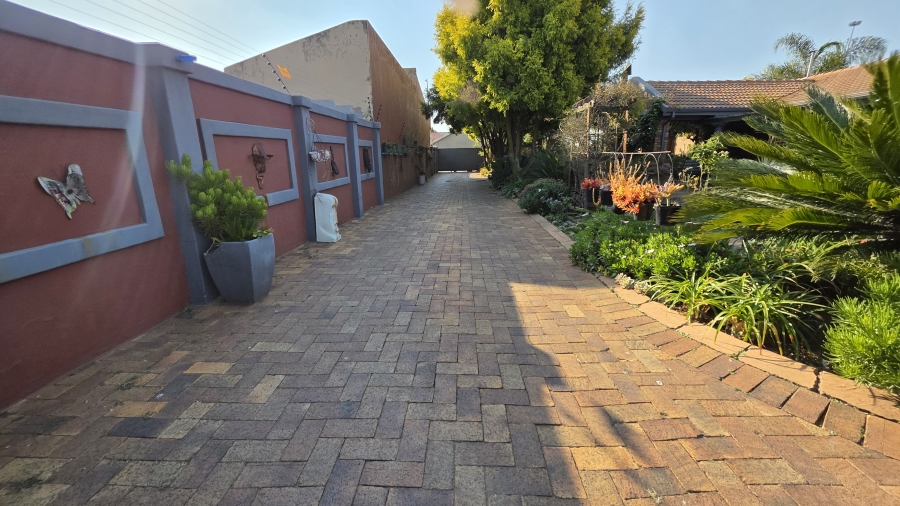 5 Bedroom Property for Sale in Selcourt Gauteng