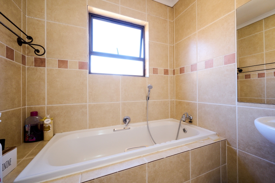 3 Bedroom Property for Sale in Noordwyk Gauteng