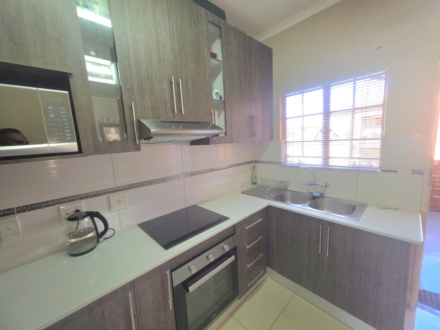 2 Bedroom Property for Sale in Erand Gardens Gauteng