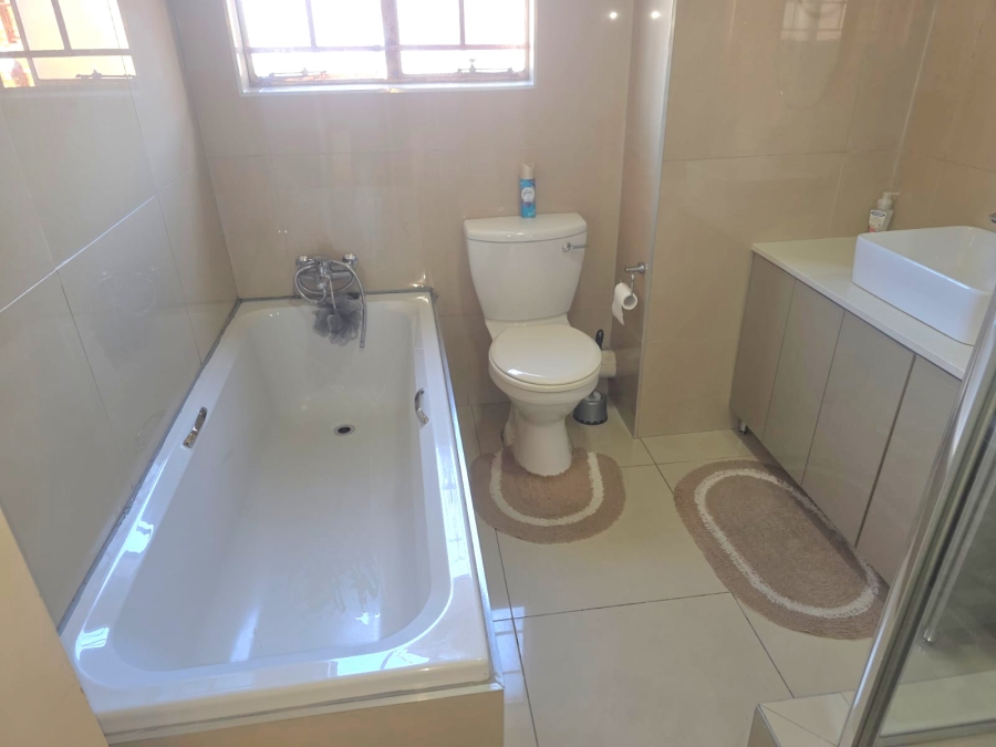 2 Bedroom Property for Sale in Erand Gardens Gauteng