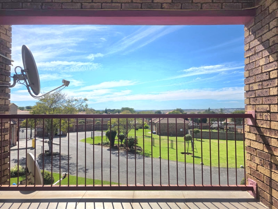 2 Bedroom Property for Sale in Erand Gardens Gauteng