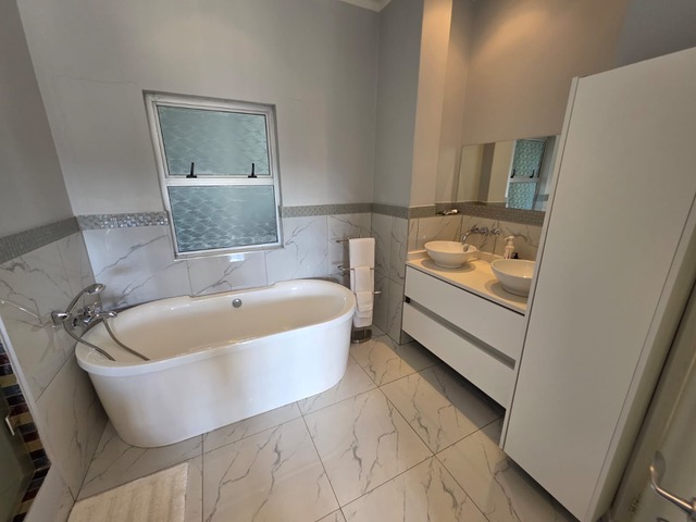 To Let 3 Bedroom Property for Rent in Sandhurst Gauteng