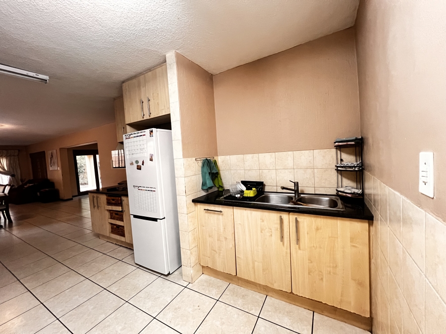 To Let 4 Bedroom Property for Rent in Erand Gardens Gauteng