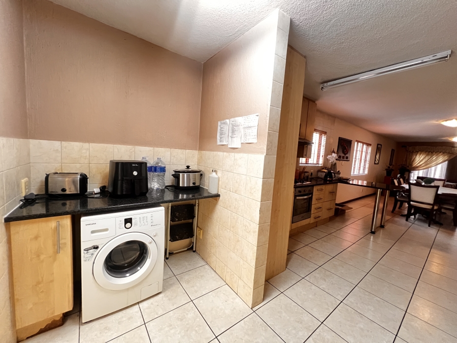 To Let 4 Bedroom Property for Rent in Erand Gardens Gauteng