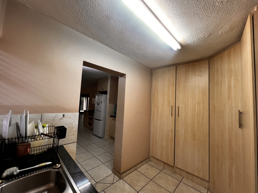 To Let 4 Bedroom Property for Rent in Erand Gardens Gauteng