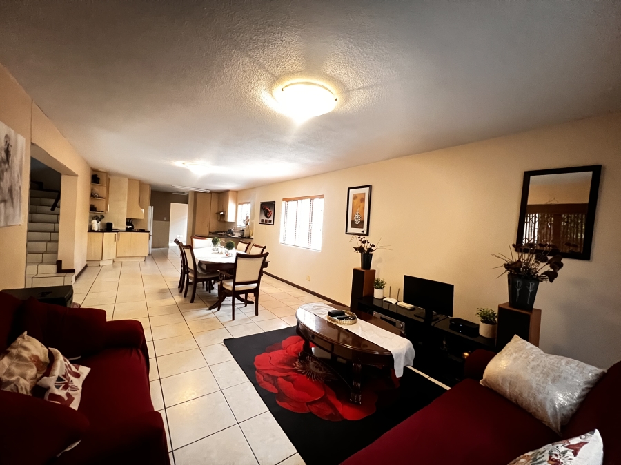 To Let 4 Bedroom Property for Rent in Erand Gardens Gauteng