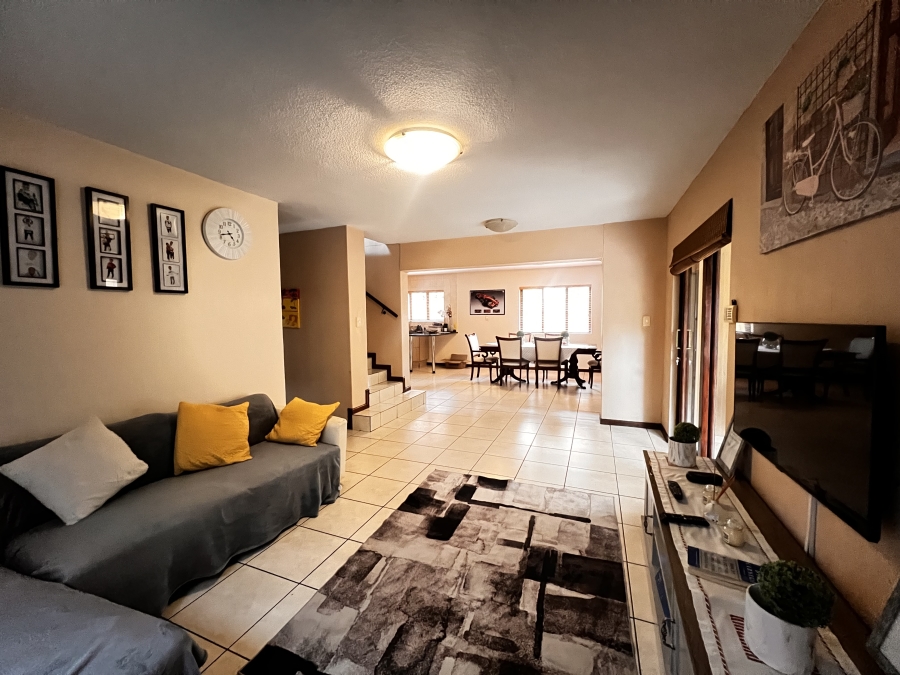 To Let 4 Bedroom Property for Rent in Erand Gardens Gauteng