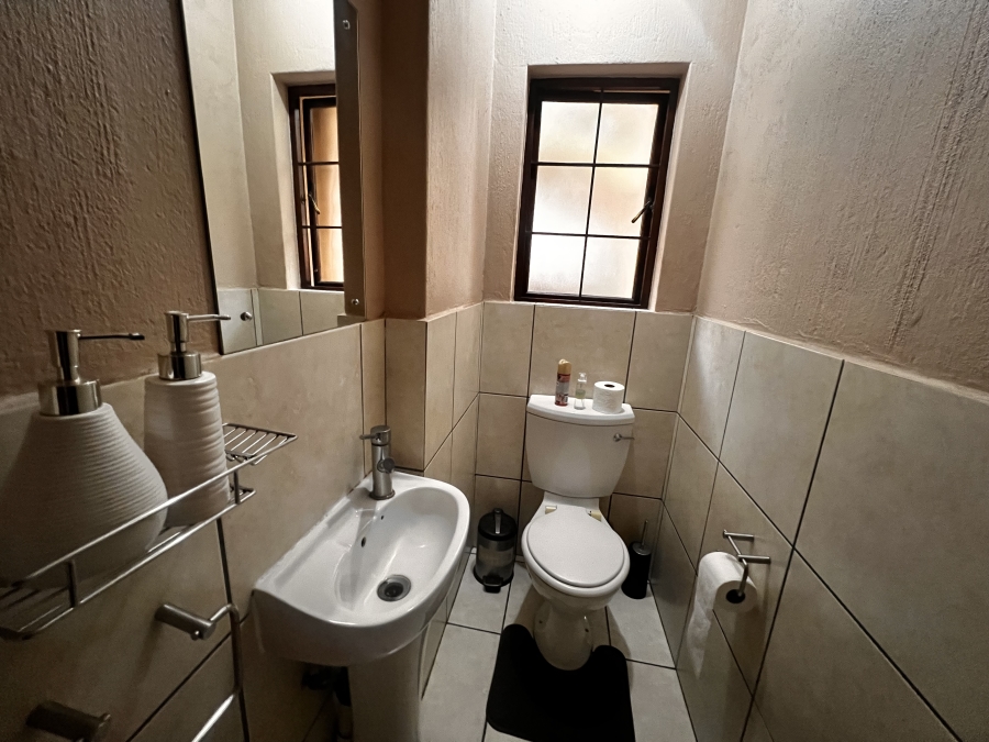 To Let 4 Bedroom Property for Rent in Erand Gardens Gauteng
