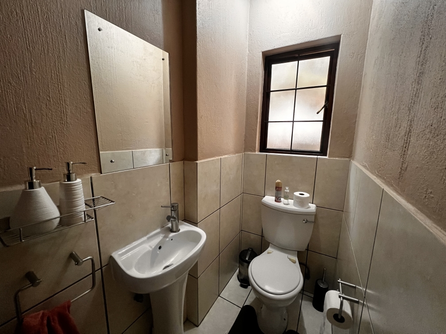 To Let 4 Bedroom Property for Rent in Erand Gardens Gauteng