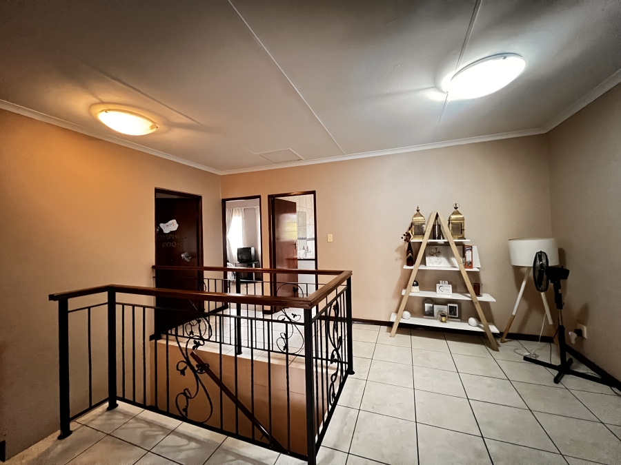 To Let 4 Bedroom Property for Rent in Erand Gardens Gauteng