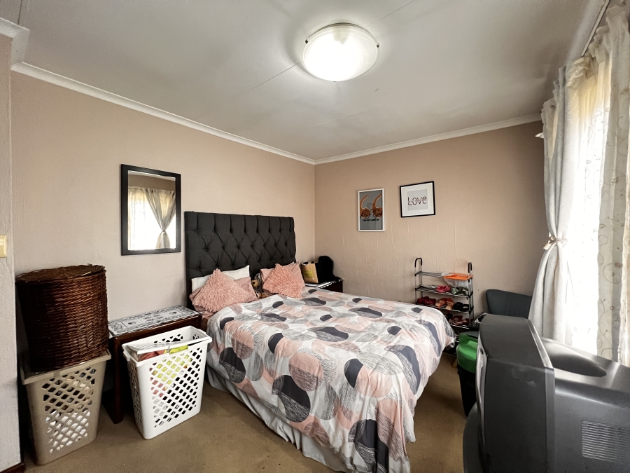 To Let 4 Bedroom Property for Rent in Erand Gardens Gauteng