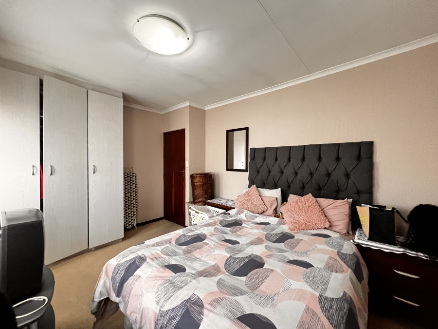 To Let 4 Bedroom Property for Rent in Erand Gardens Gauteng