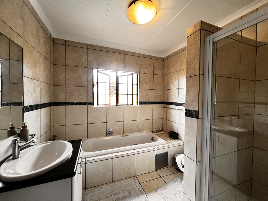 To Let 4 Bedroom Property for Rent in Erand Gardens Gauteng