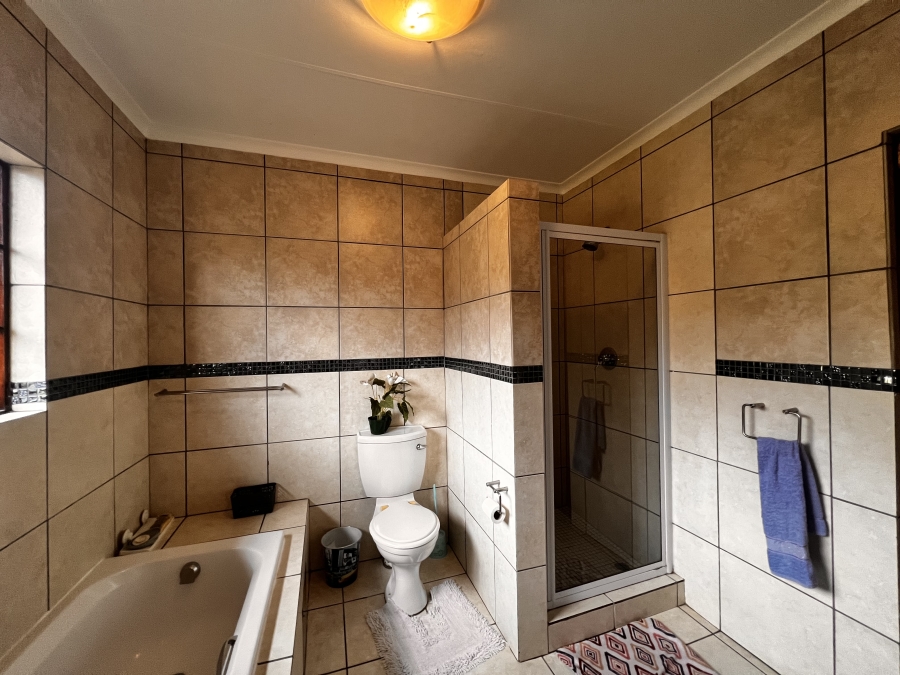 To Let 4 Bedroom Property for Rent in Erand Gardens Gauteng