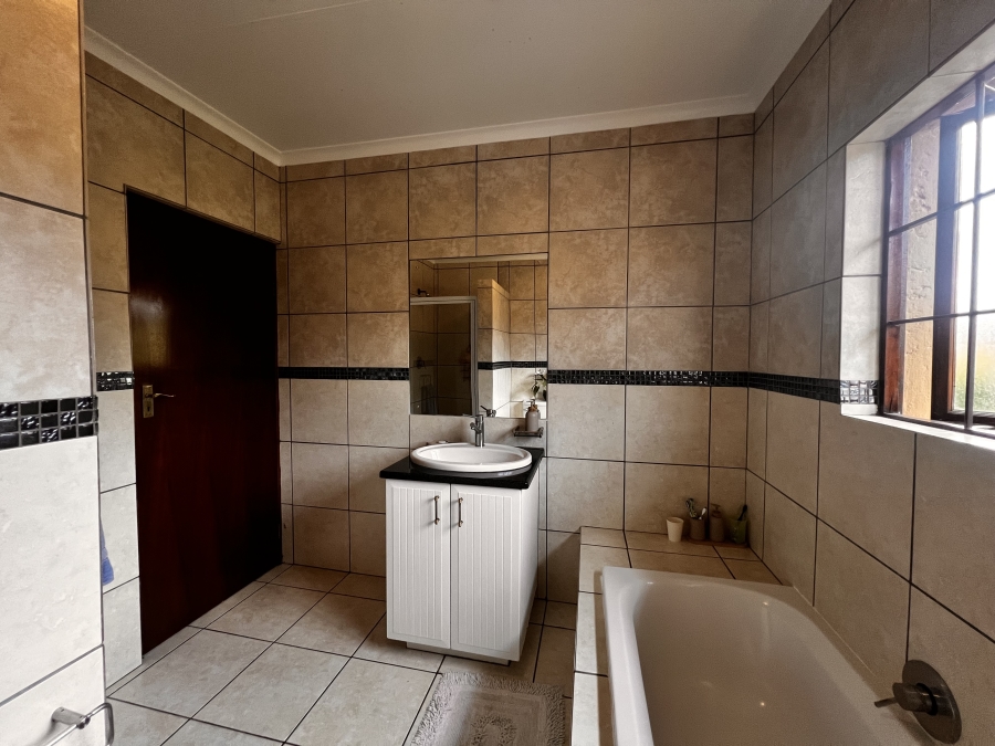 To Let 4 Bedroom Property for Rent in Erand Gardens Gauteng