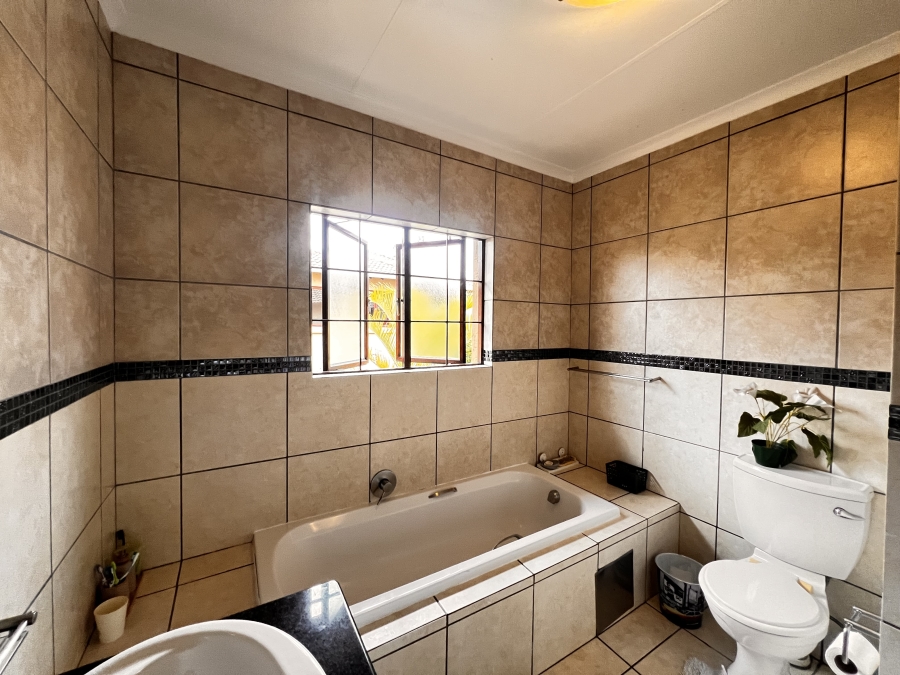 To Let 4 Bedroom Property for Rent in Erand Gardens Gauteng