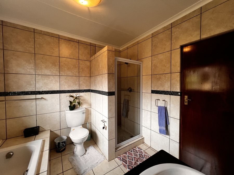To Let 4 Bedroom Property for Rent in Erand Gardens Gauteng