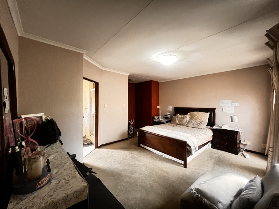 To Let 4 Bedroom Property for Rent in Erand Gardens Gauteng