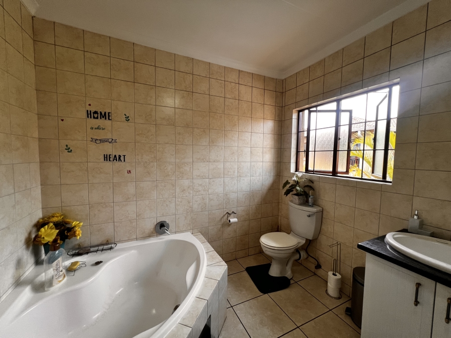 To Let 4 Bedroom Property for Rent in Erand Gardens Gauteng