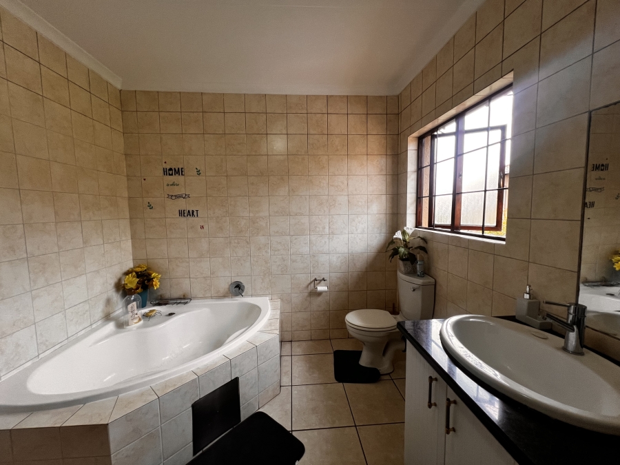 To Let 4 Bedroom Property for Rent in Erand Gardens Gauteng
