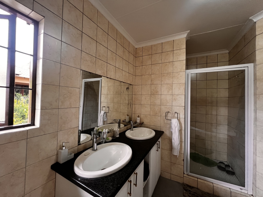 To Let 4 Bedroom Property for Rent in Erand Gardens Gauteng