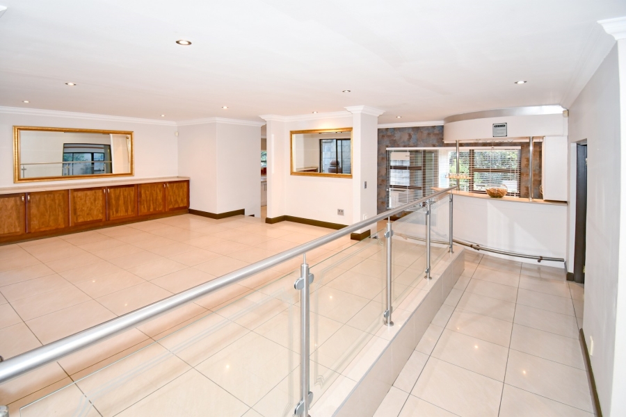 6 Bedroom Property for Sale in Benmore Gardens Gauteng