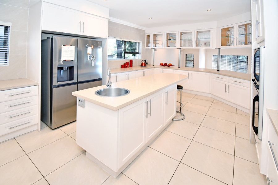 6 Bedroom Property for Sale in Benmore Gardens Gauteng