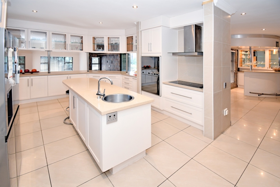 6 Bedroom Property for Sale in Benmore Gardens Gauteng