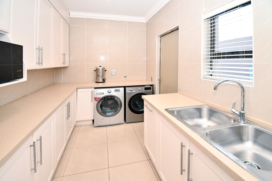 6 Bedroom Property for Sale in Benmore Gardens Gauteng